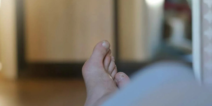 Почему нельзя спать ногами к двери?