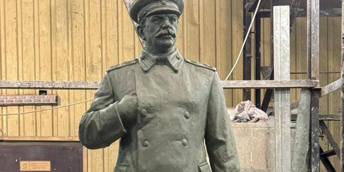 Почему исторические личности на портретах прячут руку под одеждой?