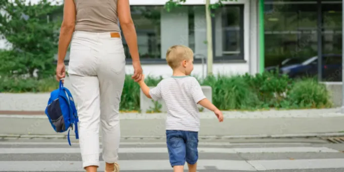 Ребенок поставил на место женщину, которая шла на красный свет