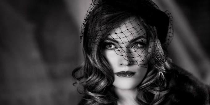 Сестры откопали на чердаке фото бабушки и удивились