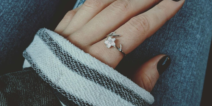 На какой палец надевается кольцо?