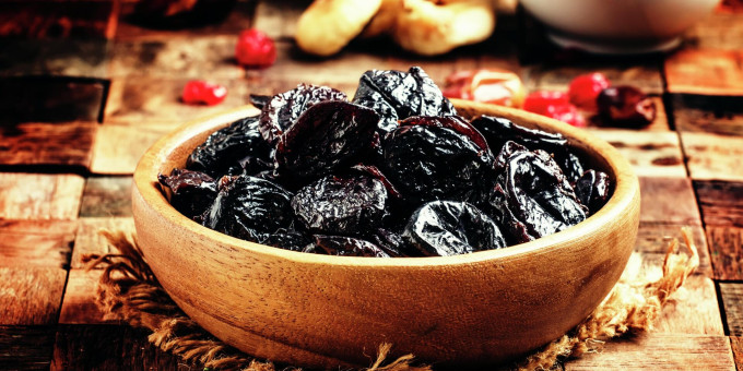 Почему женщинам так полезно есть чернослив