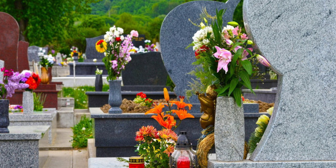 Почему церковь просит не носить на могилы искусственные цветы