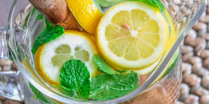 Зачем начинать день со стакана воды с лимоном?