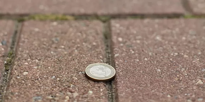 Почему запрещается подбирать найденную монету: важные приметы