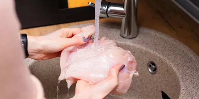 Никогда нельзя мыть сырую курицу из магазина