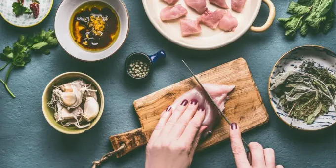 Неправильно приготовленная курица способна привести к параличу