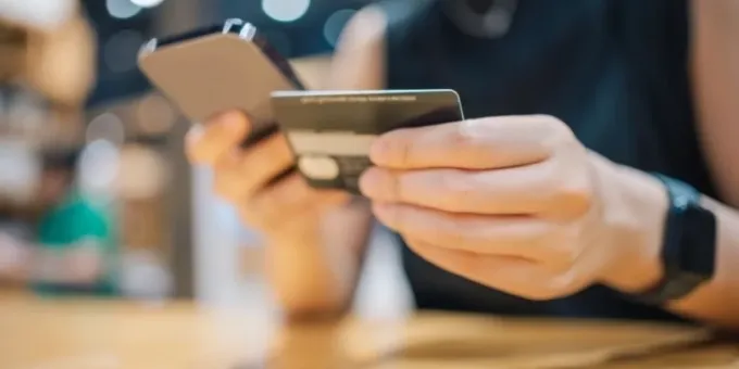 Роковые деньги: кому банк в первую очередь заблокирует карточку?