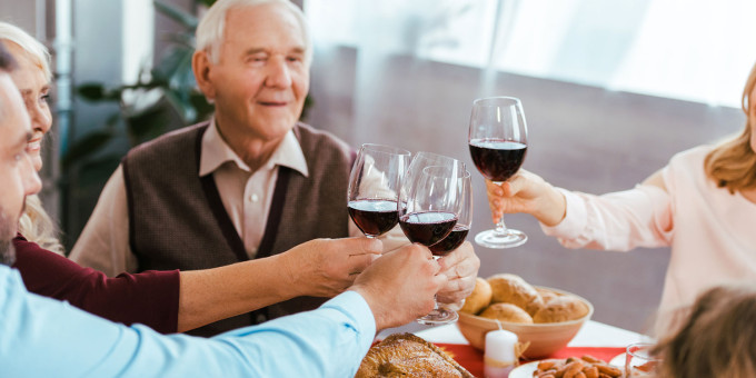 Учёные: алкоголь и кофе помогут дожить до 90 лет