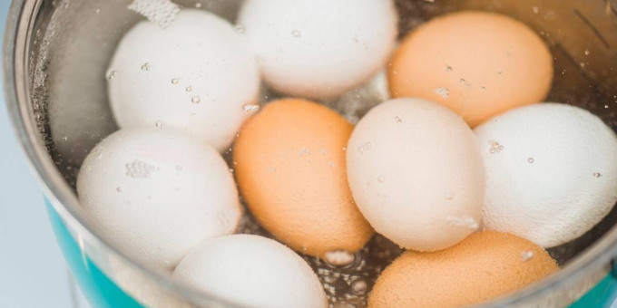 Прежде чем варить яйцо, проколите его булавкой