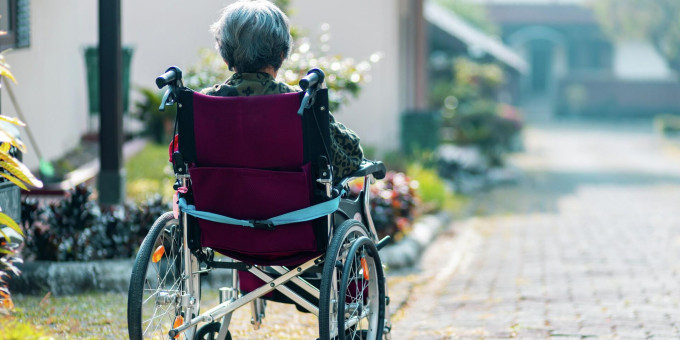 Парализованная чемпионка СССР просит денег на еду на улице