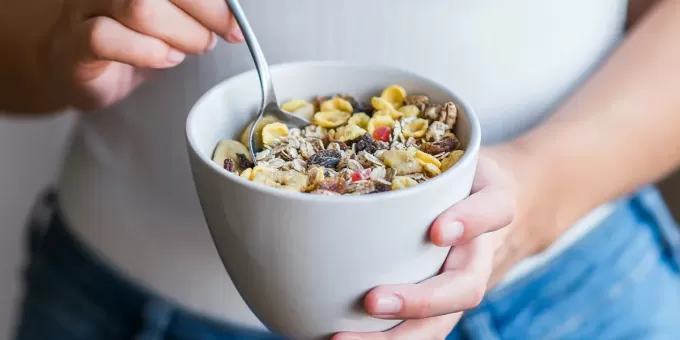 Не всем полезно: кому нельзя есть овсянку на завтрак