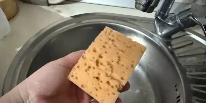 Зачем нужно обязательно обрезать уголок у посудной губки