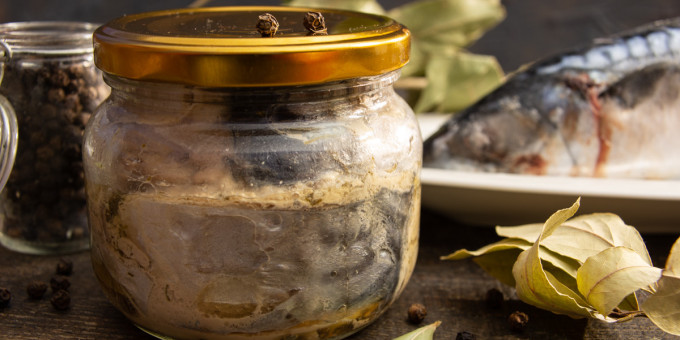 Стало известно, в какие консервы кладут дешевую рыбу вместо дорогой