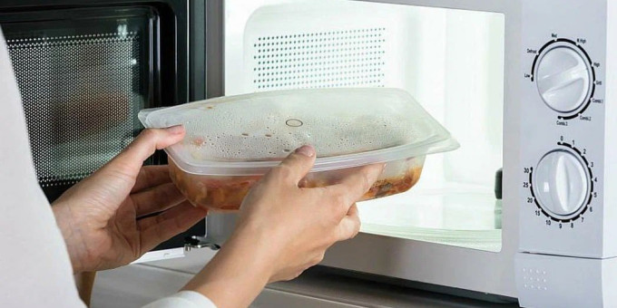 Вот почему нельзя ставить в микроволновку пластиковый контейнер