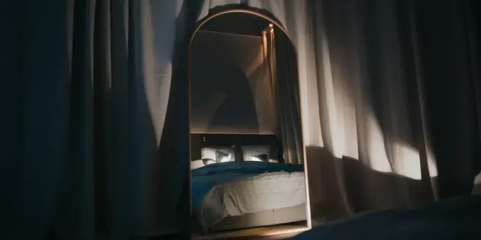 Почему нельзя спать напротив зеркала: ответ вас удивит
