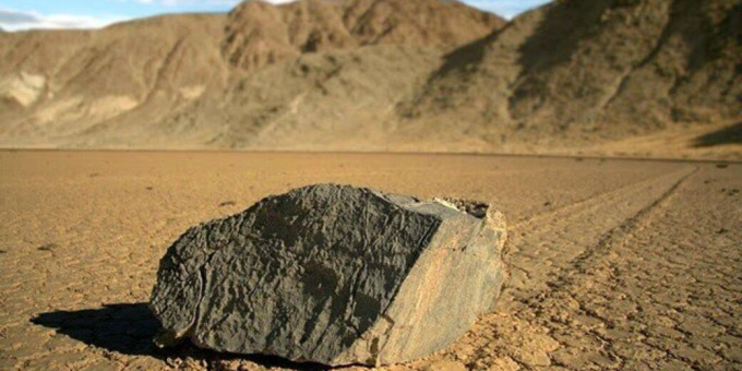 Тайну ползающих камней наконец-то разгадали