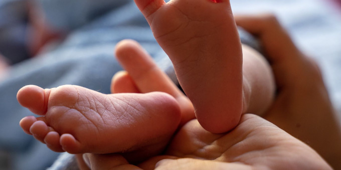 Врачи заплакали, увидев, что сделал новорожденный малыш