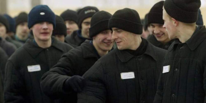 Почему в тюрьме всегда сидят на корточках: это не привычка