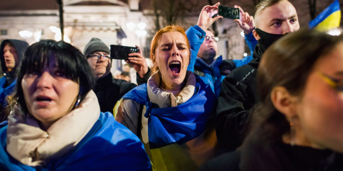 Украинцы требуют от властей сложить оружие