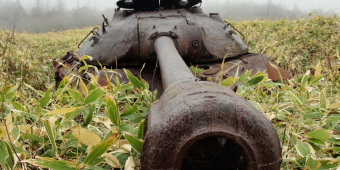 В лесу был найден старый танк: открыв его, не поверили глазам