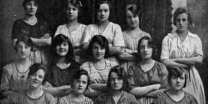 Жуткая деталь на фото 1900 года, которую заметили не сразу