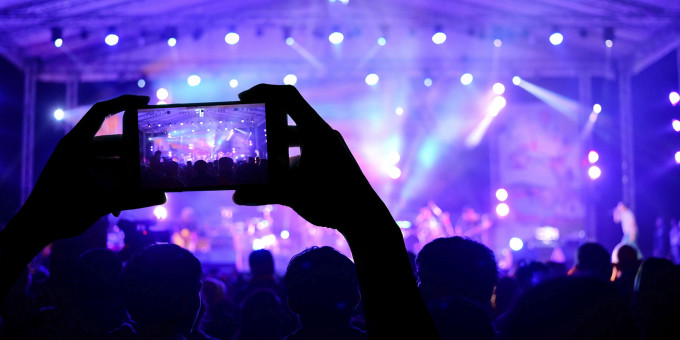 У девушки упало платье: зал открыл рот от удивления