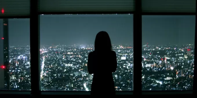 Чем опасно долгое сидение у окна в темное время суток