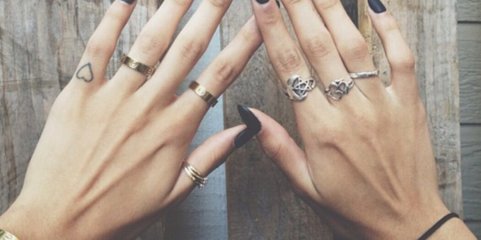 Будут одиноки: на каком пальце девушкам нельзя носить кольцо
