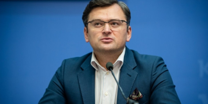 В сети обсуждают необычное поведение спутницы Кулебы