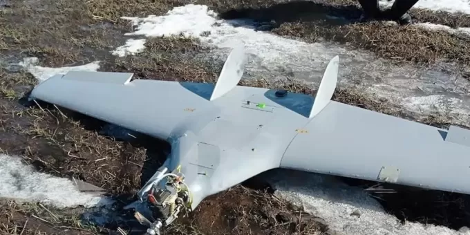 Обломки дрона упали возле торгового центра в Твери