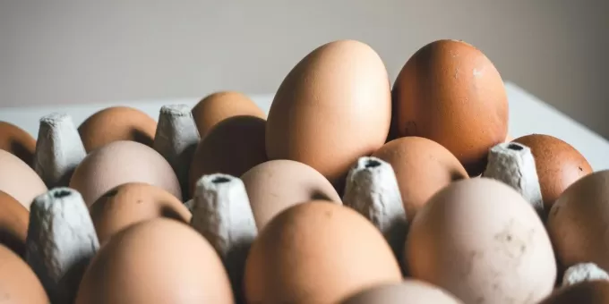 Почему нельзя брать в магазине яйца, лежащие острым концом вверх