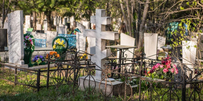 Можно ли оставлять еду на могиле: священники наконец ответили