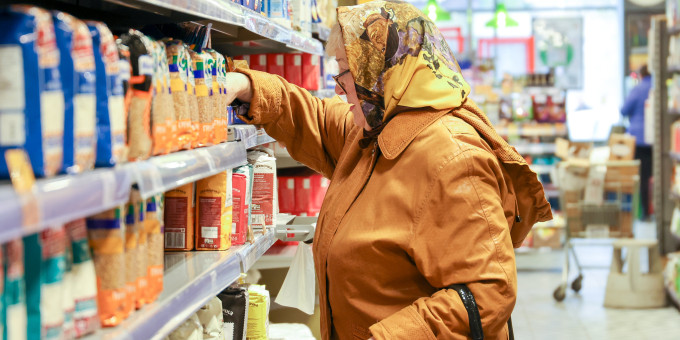 Пожилым лучше не расплачиваться пенсионной картой: в чем причина