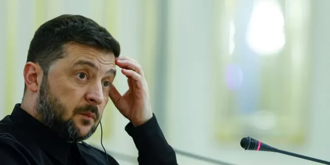 Двое украинцев обошли Зеленского в рейтинге доверия