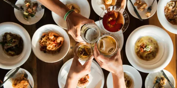 Низкий интеллект человека сразу выдает одна привычка за столом