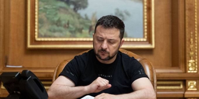 СМИ: Зеленский колесит по Донбассу с прощальным турне?