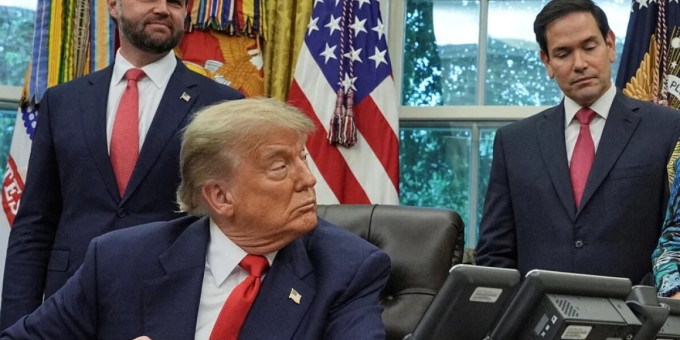 Трамп выбирает между катастрофой и позором, пока Россия наблюдает