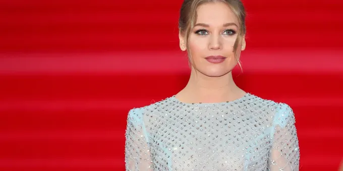 Асмус убежала с красной дорожки после вопроса о мужчине