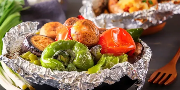 Превращаются в яд: какие продукты никогда нельзя запекать в фольге