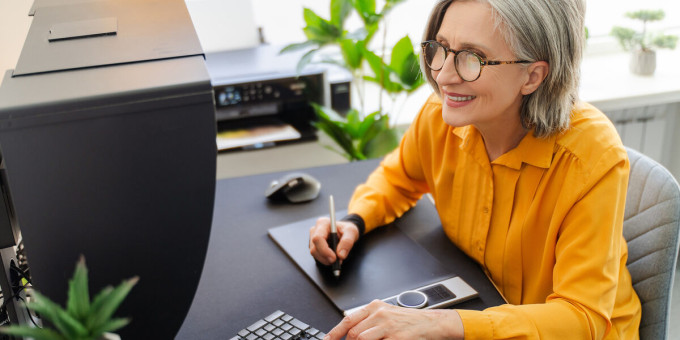 Названы отрасли, где востребованы специалисты старше 50 лет