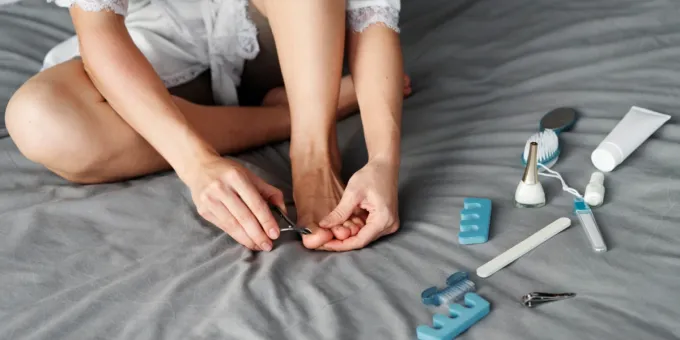 Цвет сменили не просто так: признак болезни на ногтях ног