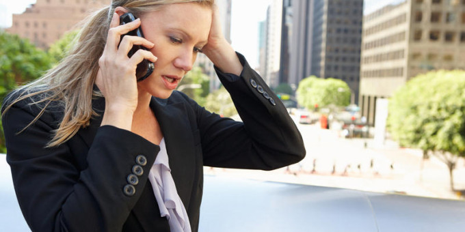 Крадут энергию через телефон: каких людей нужно блокировать сразу