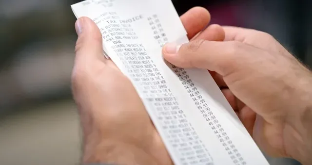 Чек в магазине выбрасывать нельзя: пугающая причина