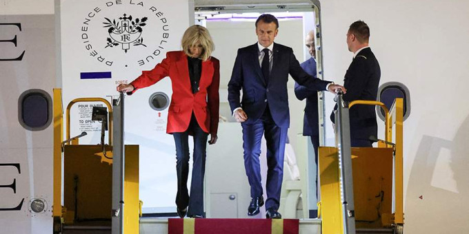 Захарова метко высмеяла удар супруги Макрона