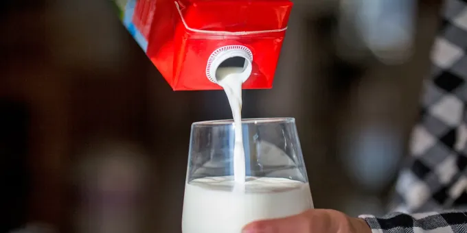 Работница молокозавода выдала правду о магазинном молоке