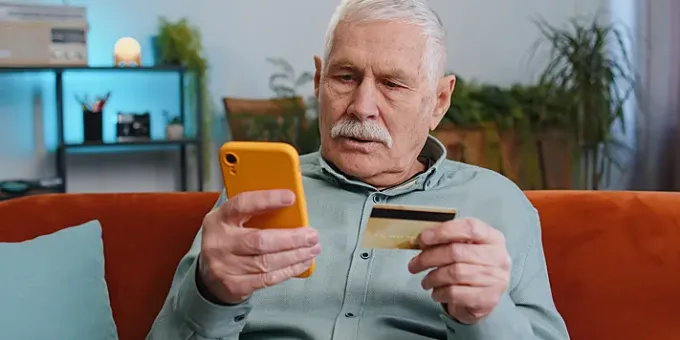 Не снимать сразу: почему пожилым лучше держать пенсию на карте