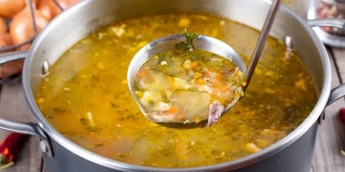 Каждая ложка - удар по почкам: врач назвал самые опасные супы