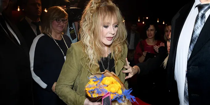 Почему сгорбленная Пугачева прячет руки: что с ней творится