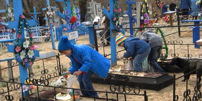 В РПЦ не стали молчать: можно ли забирать конфеты с могил